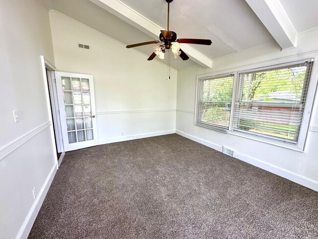 Building Photo - 1003 Robinhood Ln