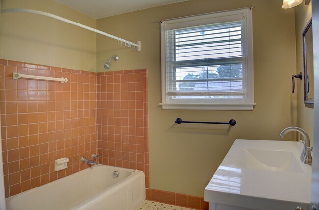 Building Photo - Well Maintained Midtown Home