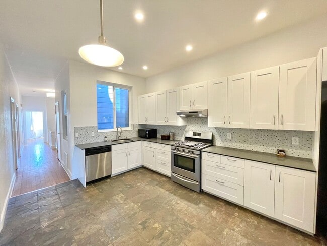 Building Photo - 3BR/2BA Renovated Victorian Full Floor Fla...