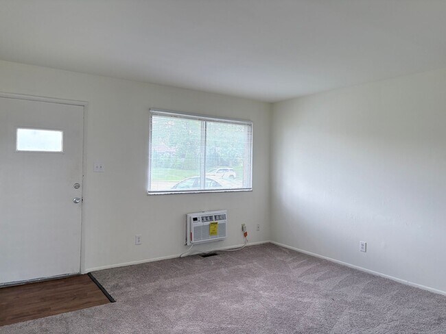 Building Photo - 2 bedroom ranch style apartment