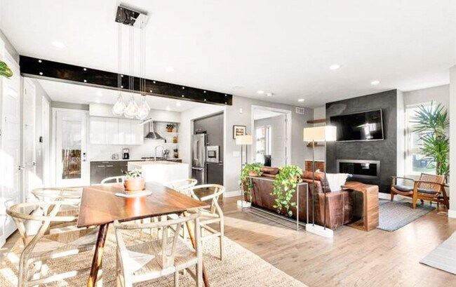 Building Photo - Beautiful 4 bedroom 3 bathroom property in Jefferson Park Denver