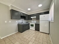 Building Photo - Refreshed and well-maintained 2 bed/1 bath upstairs apartment ready to go!