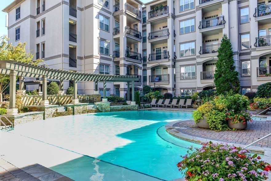 Avana Uptown Pool - Avana Uptown