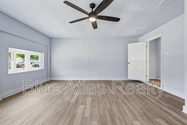 Building Photo - 1547 Oakbrook St