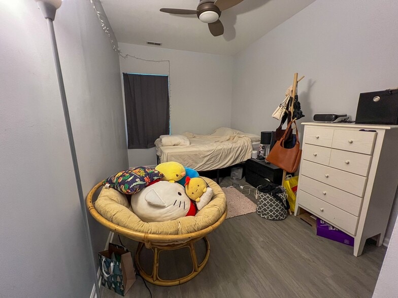 Building Photo - 6421 N Greenview Ave