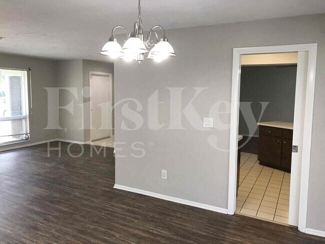 Building Photo - 3922 SE 2nd Ave