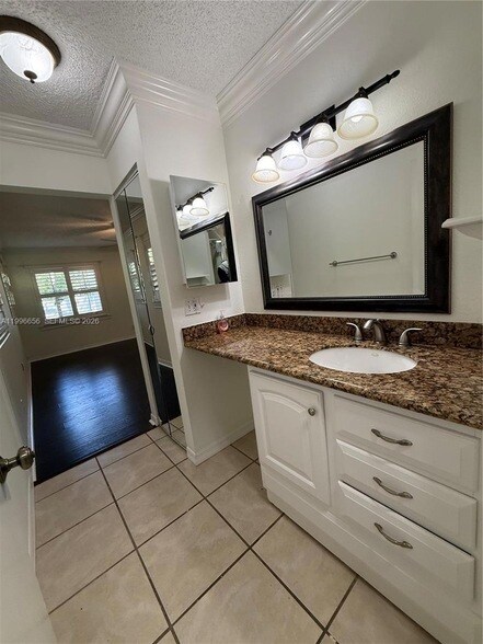 Building Photo - 3015 SW 20th Terrace