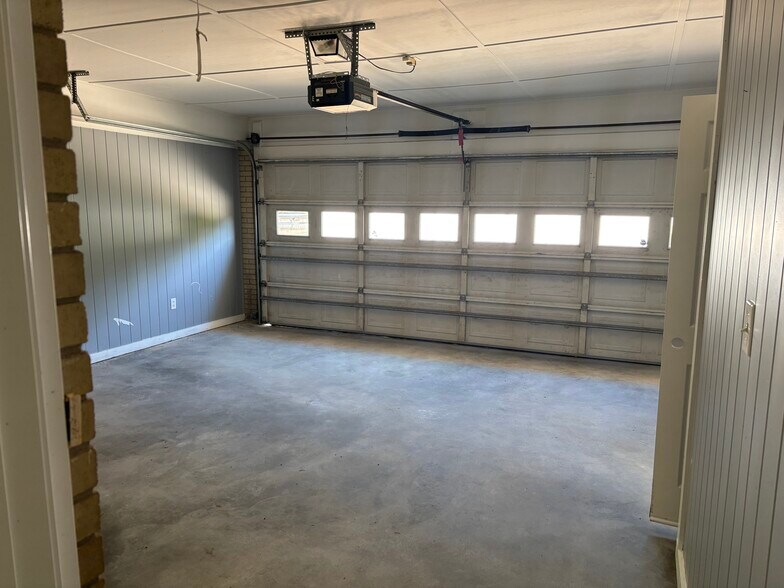 Building Photo - 1311 Lakeshore Cir