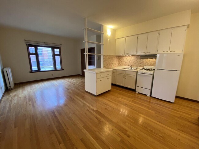 Building Photo - 1 Bed 1 Bath Historic Preserved Douglas Apartments in Desirable Lowry Hill Available Now!