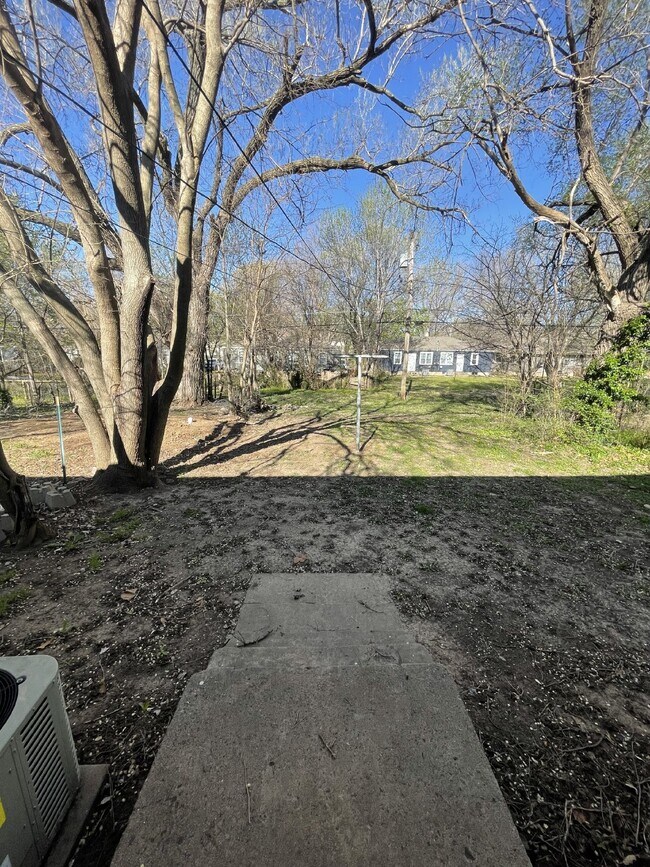 Building Photo - 2 Bedroom, 1 Bathroom with unfinished base...