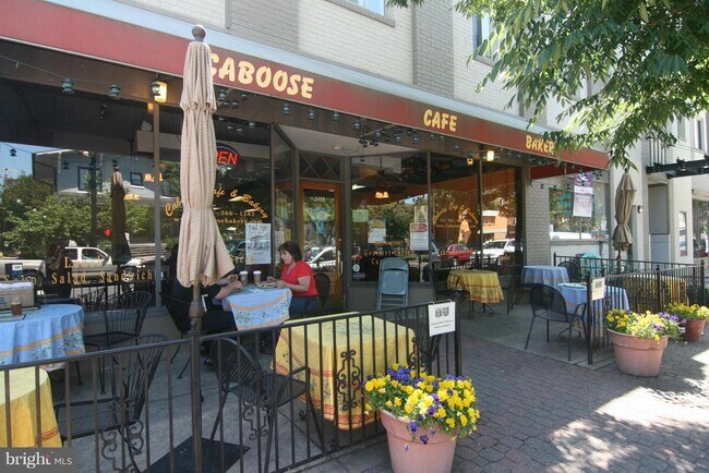 Building Photo - 545 E Braddock Rd