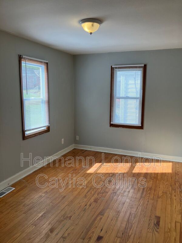 Building Photo - 815 Walters Dr