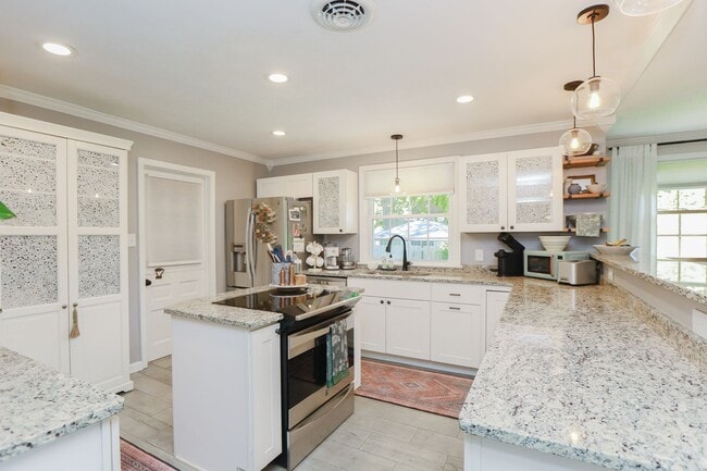 Building Photo - Charming 2BR in Historic Home – Bright, Sp...