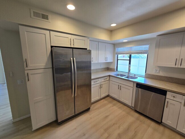 Building Photo - Spacious 4-Bedroom Townhome for Rent in De...