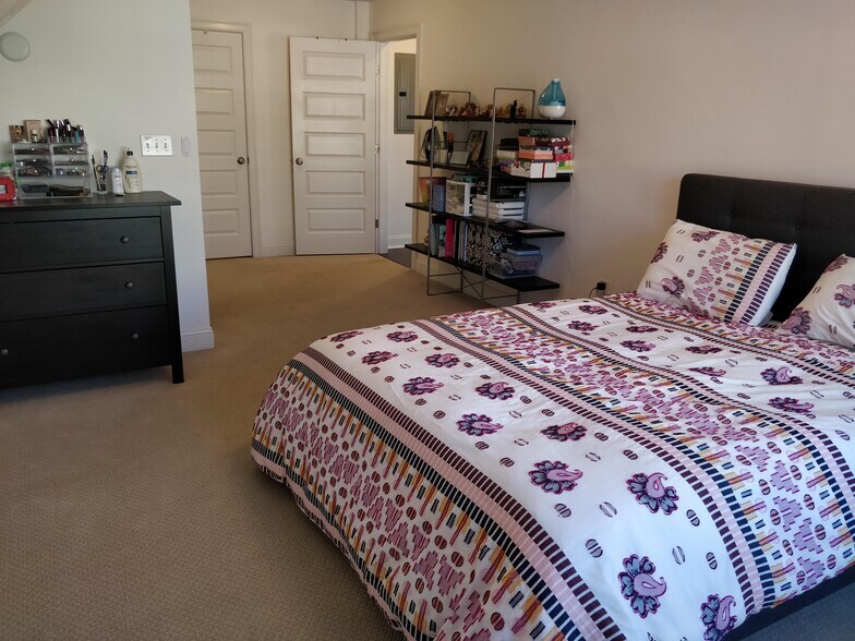 Building Photo - 74 Elm St