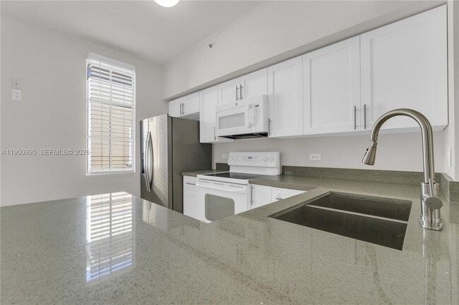 Building Photo - 2945 NE 185th St