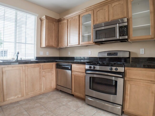 Building Photo - 3 BEDROOM, 3 BATHROOM, 2 CAR GARAGE, COMMU...