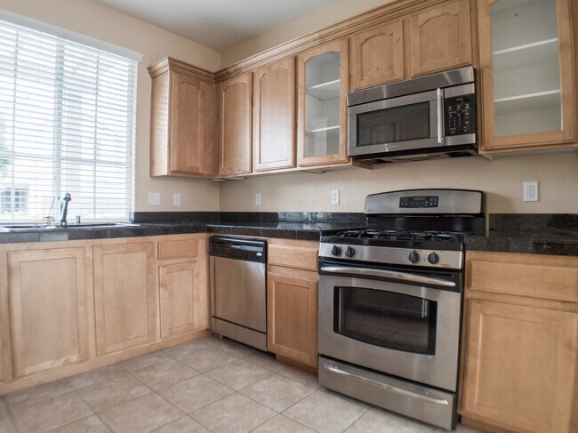 Building Photo - 3 BEDROOM, 3 BATHROOM, 2 CAR GARAGE, COMMUNITY POOL & SPA