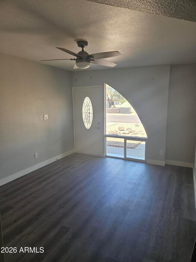 Building Photo - 1325 E Vista Ave