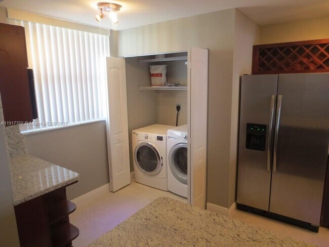 Building Photo - 115 Lake Emerald Dr