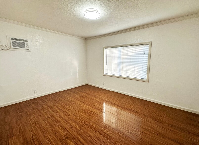 Unit 1 Room 2 - 437 E 8th St
