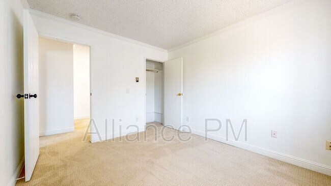 Building Photo - 221 College View Dr