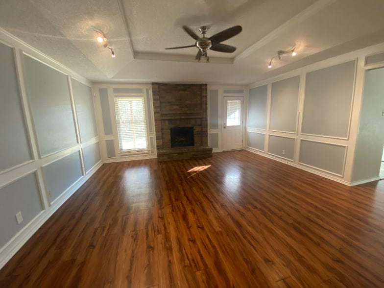 Building Photo - 1925 Willow Vale Dr