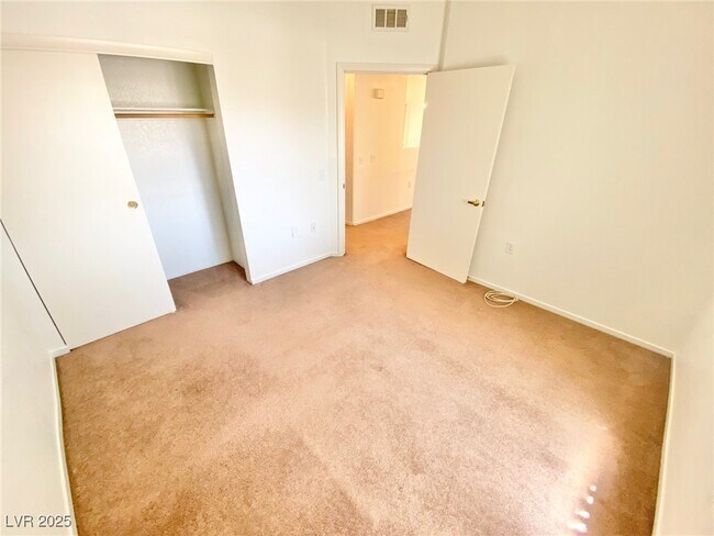 Building Photo - 3400 Cabana Dr