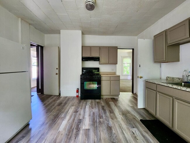 Primary Photo - 5 Bedroom 2 Full Bath Houses | Front Porch...