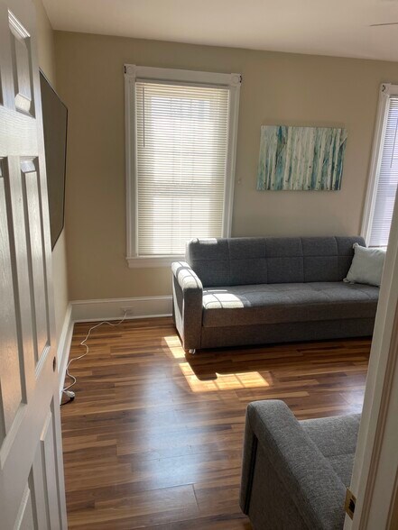 Building Photo - 600 Roxborough Ave