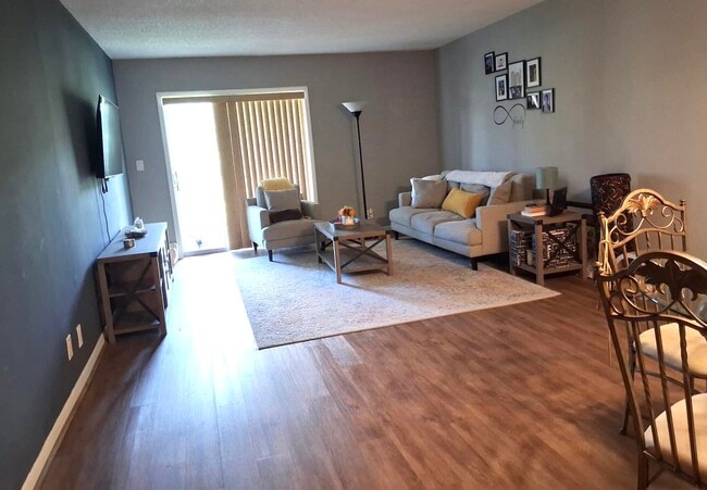 Building Photo - 2980 Riverside Dr