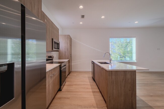 Building Photo - Stunning Modern Townhomes Newer Constructi...
