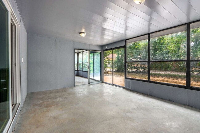 Building Photo - Charming and Spacious 4 Bedroom Home with ...