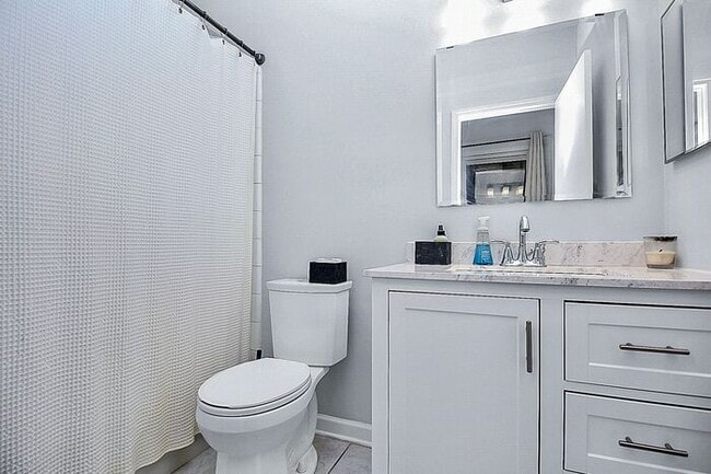 Building Photo - Stunningly Updated 2BD/2BA Ground Floor Un...