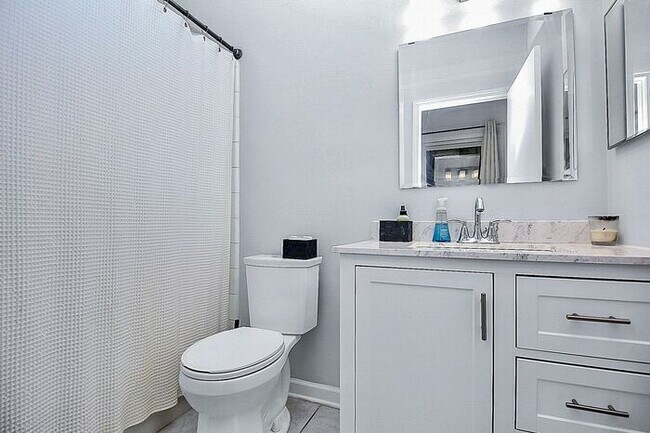 Building Photo - Stunningly Updated 2BD/2BA Ground Floor Unit in Elizabeth!