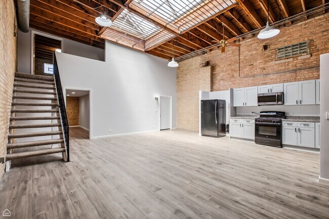 Building Photo - 1742 N Mozart St