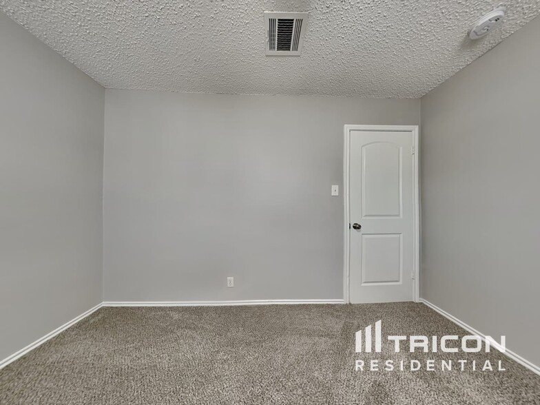 Building Photo - 931 Whispering Hollow Dr
