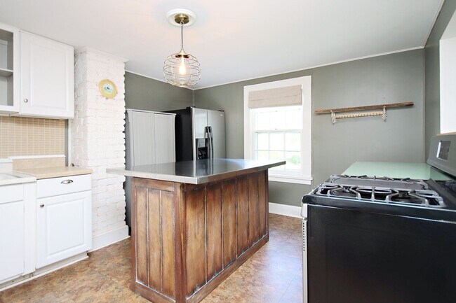 Building Photo - Charming Dog-Friendly Belmont Home