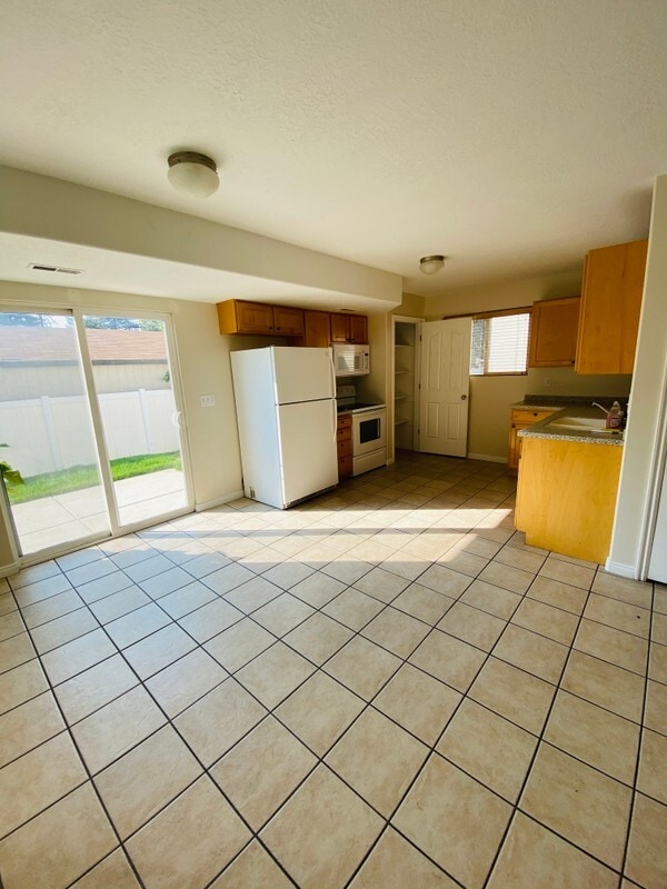 Building Photo - 428 E Park Oak Pl
