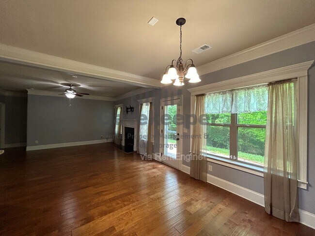 Building Photo - 124 Village Pl