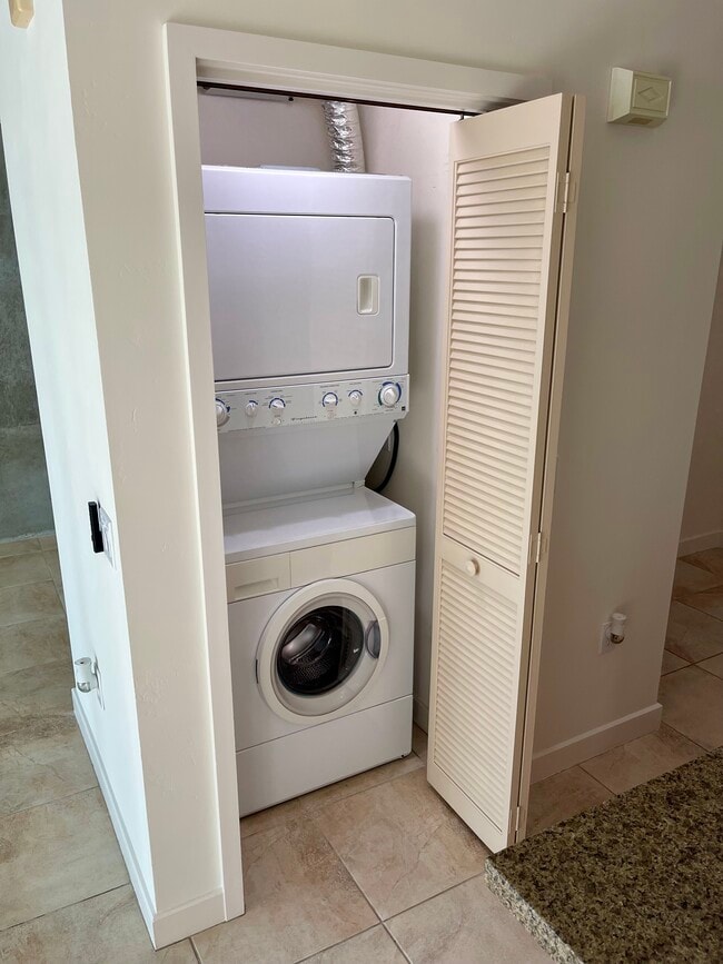 Building Photo - 1080 Park Blvd