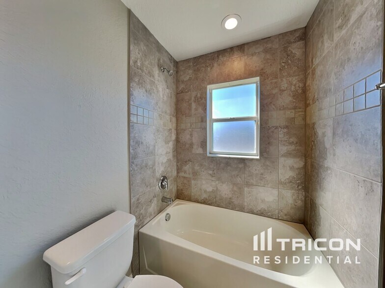 Building Photo - 887 Orleans Dr