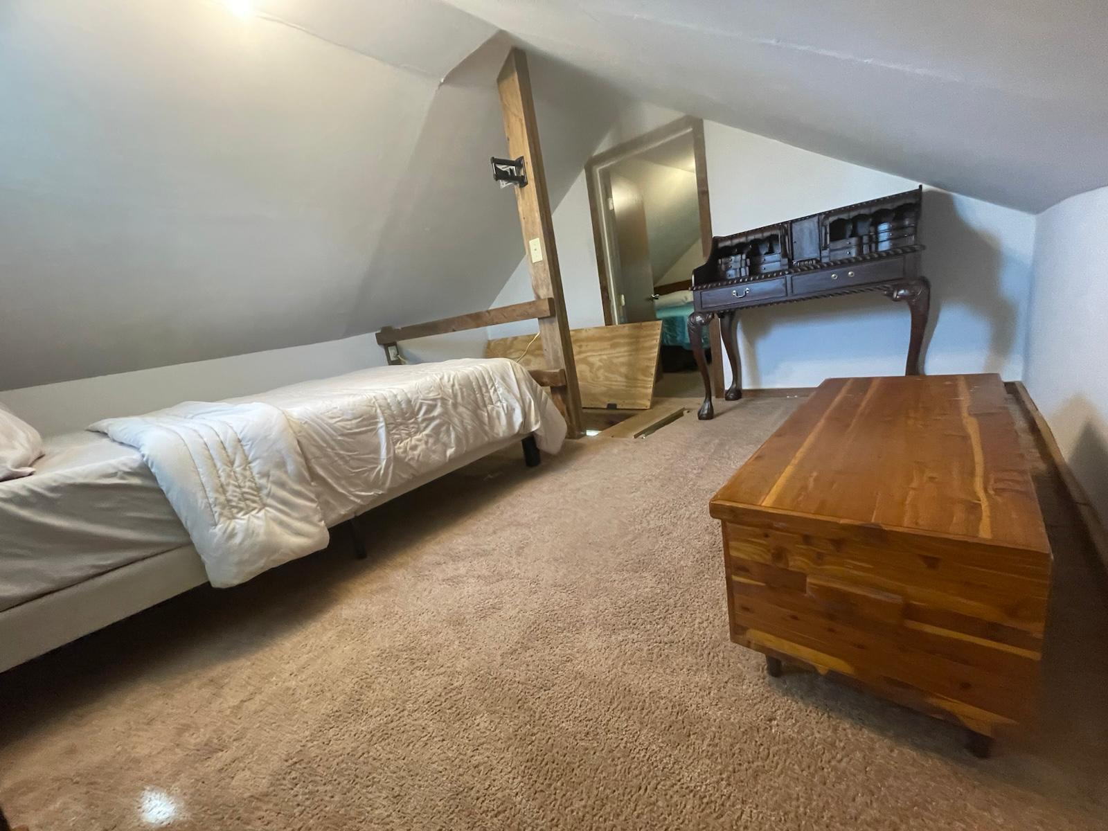 Loft bedroom - 350 Hilltown Rd