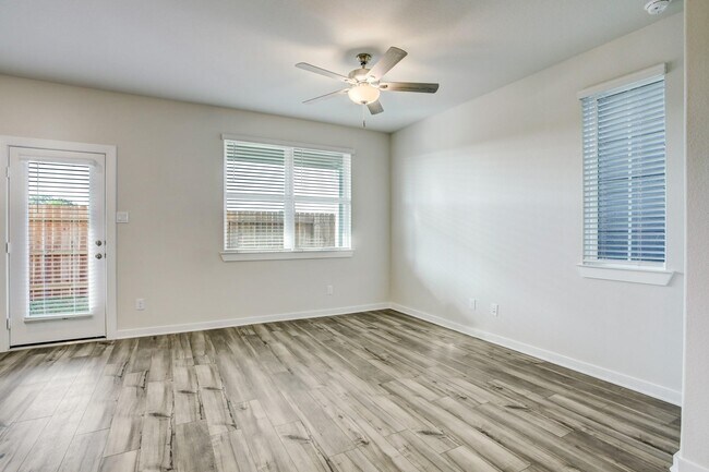 Building Photo - 629 Seabreeze Dr