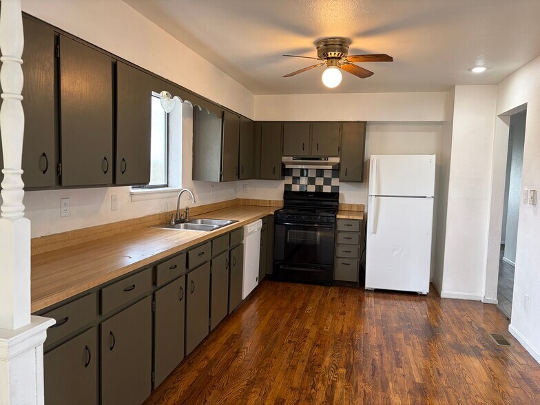 Building Photo - 9600 Pecos St