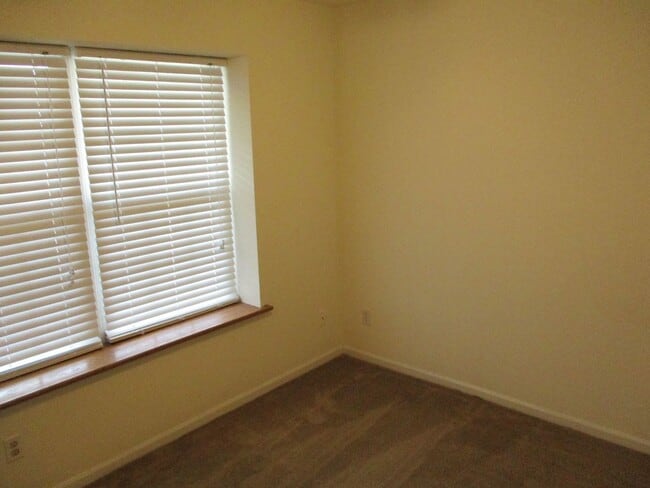 Building Photo - 1725-1727-1727 Louise Cir