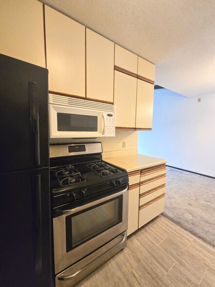 Nice kitchen with gas range - 7320 York Ave S