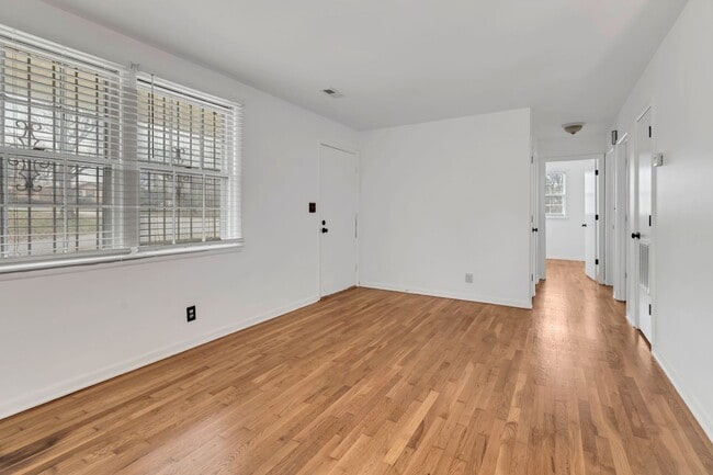 Building Photo - Bordeaux 3 BR 1 Bath home, covered parking, basement, renovated kitchen.