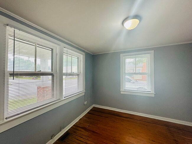 Building Photo - DOWNTOWN - 3 Bedroom/1 Bath - Located clos...