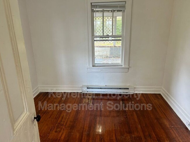 Building Photo - 1014 Hall St